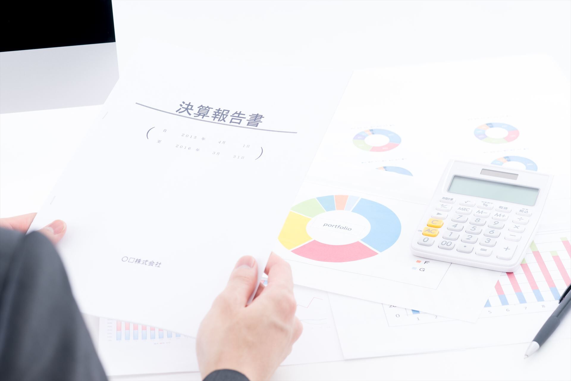 決算報告書を持つスタッフ